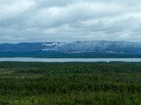 130722 Noorwegen IMG 1691  Zicht op Nikel. Nikkel mijn in Rusland. Gezien vanaf Hoyde 96 in Pasvik.