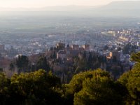 Granada is een stad en gemeente in Andalusië. In de stad bevindt zich een van de beroemdste monumenten van Spanje, het Alhambra, een gigantisch historisch paleis vol overblijfselen van zowel de Moorse als katholieke cultuur. : Europa, Granada, Reisen, Spanje