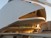 Het operagebouw, El Palau de les Arts. De buitenkant van het gebouw doet denken aan een helm, waardoor het gebouw de bijnaam “El Casco” (de helm) heeft gekregen. Dit bouwwerk is enorm, met een lengte van 163 meter, een breedte van 87 meter en een hoogte van meer dan 70 meter. Het bovenste gedeelte van het bouwwerk, dat over de hele lengte van het gebouw heen hangt, wordt “La Pluma” (de veer) genoemd. Binnenin zijn 4 zalen te vinden. De 2 grootste zalen bieden beide plaats aan zo’n 1800 toeschouwers en de 2 kleinste zalen aan zo’n 400 toeschouwers. Het gebouw wordt gebruikt voor allerlei evenementen die met de kunsten te maken hebben. Officieel is het bedoelt als operagebouw, maar er worden ook dansvoorstellingen, toneelstukken en musicals opgevoerd. : Algarve, Calatrava, Europa, Portugal, Reisen, Spanje, Valencia, europa
